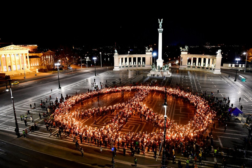 Ουκρανία: Αντιπολεμική διαδήλωση στη Βουδαπέστη – Σχημάτισαν το σήμα της ειρήνης