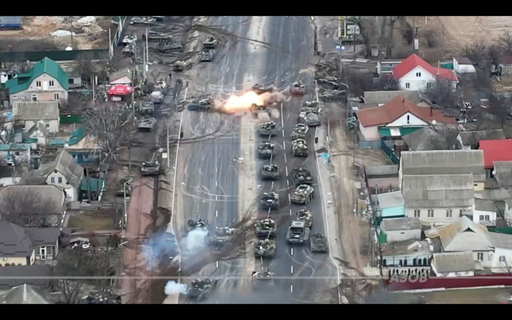 Πόλεμος στην Ουκρανία: Καρέ καρέ η επίθεση Ουκρανών με αντιαρματικά σε ρωσική φάλαγγα τανκς