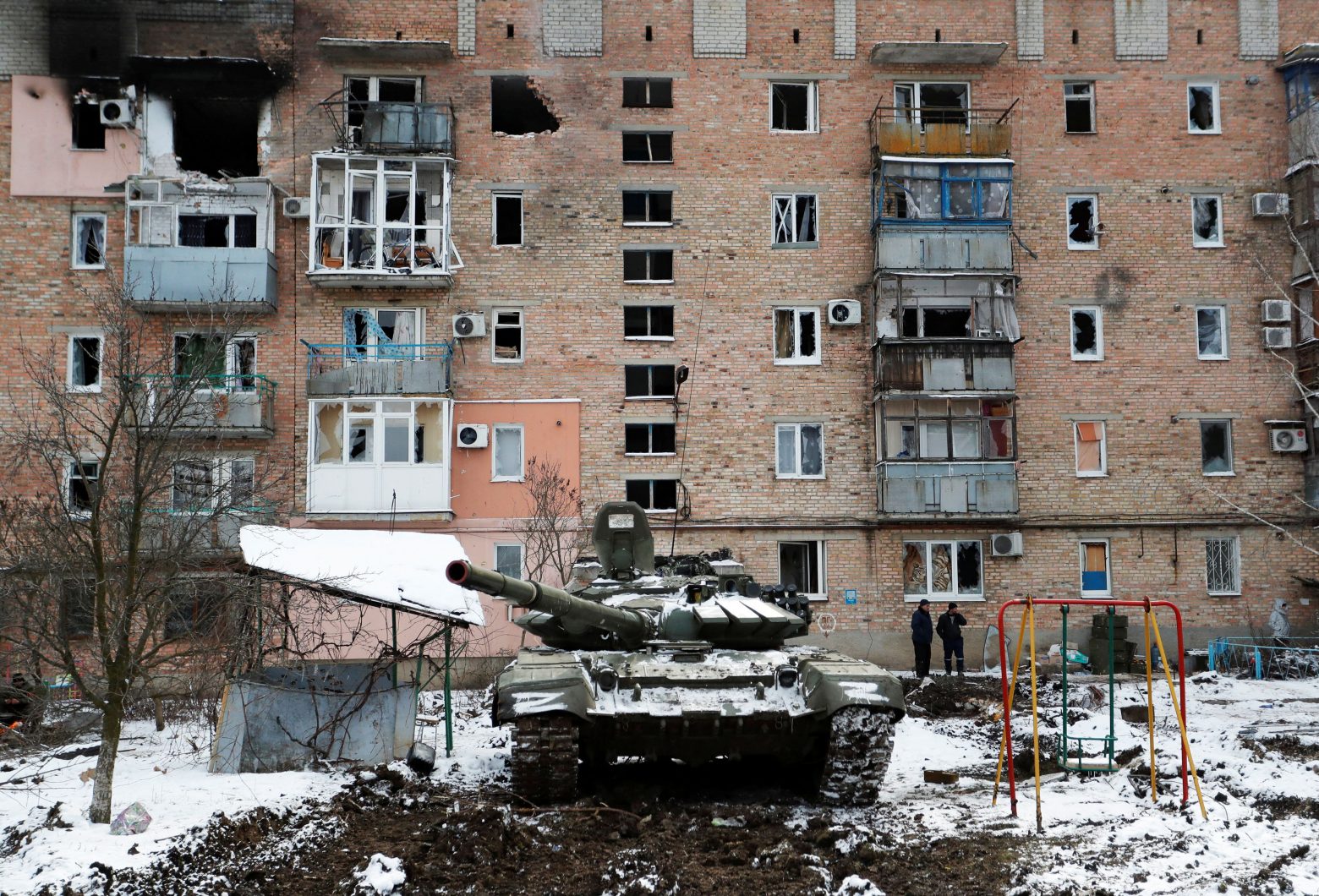 Ουκρανία: Στις φλόγες πόλεις από ρωσικούς βομβαρδισμούς - Ο φόβος για χημικά όπλα και το δημοψήφισμα του Ζελένσκι