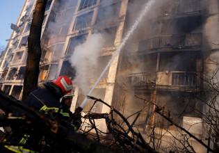 Πόλεμος στην Ουκρανία: Λίγο πριν το νέο γύρο διαπραγματεύσεων οι Ρώσοι χτυπούν πολυκατοικίες στο Κίεβο