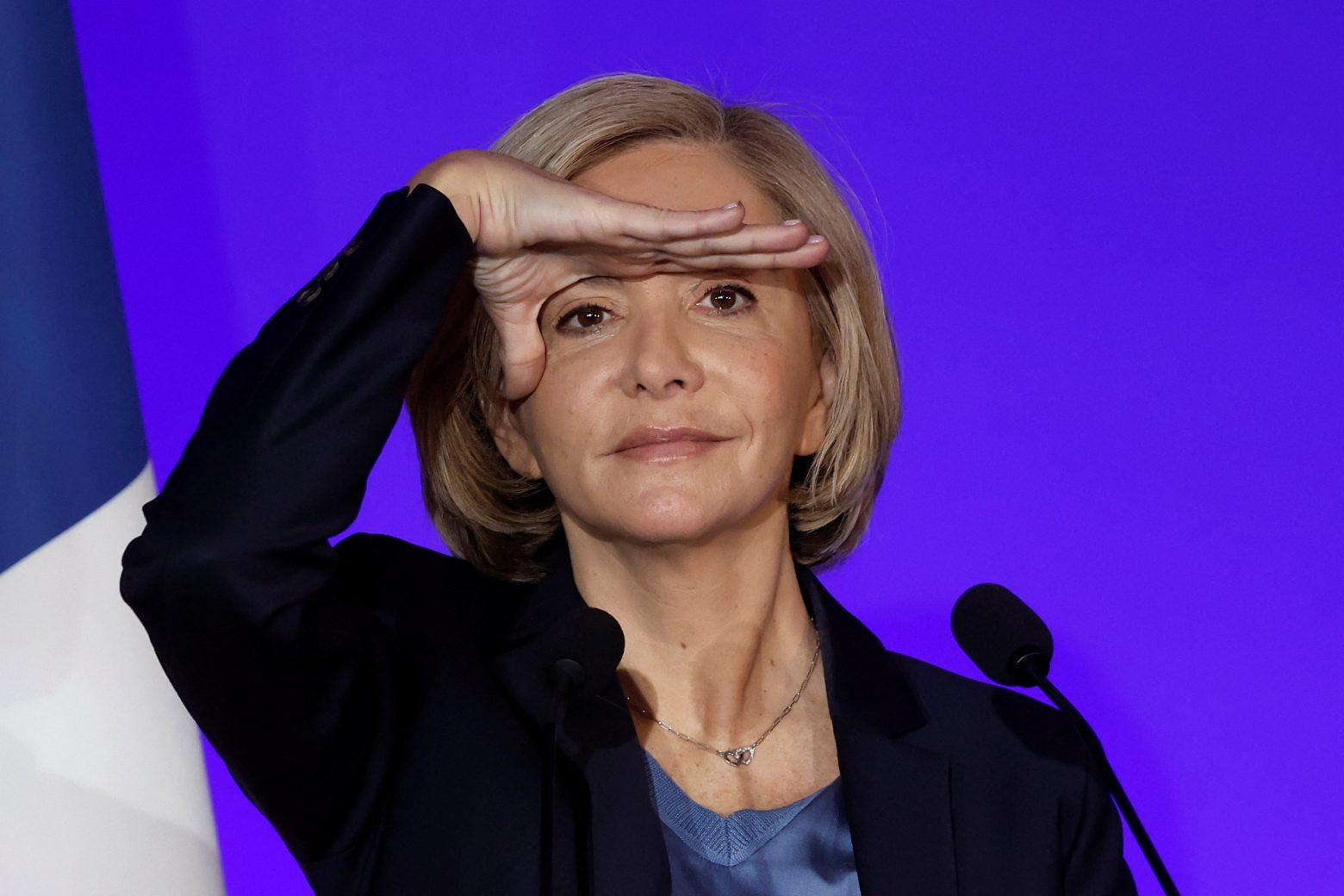Γαλλία: Ράντισαν με ροζ σκόνη τη δεξιά υποψήφια στις εκλογές, Βαλερί Πεκρές
