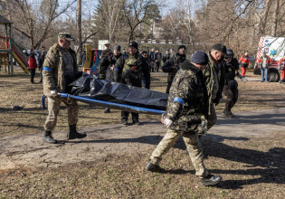 Πόλεμος στην Ουκρανία: Το χιόνι που λιώνει αποκαλύπτει χιλιάδες πτώματα Ρώσων στρατιωτών