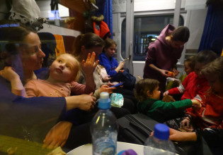 Ουκρανία: Η ΕΕ θα προσφέρει εμβόλια στα εκατομμύρια προσφύγων – Ιατρικοί έλεγχοι στα σύνορα