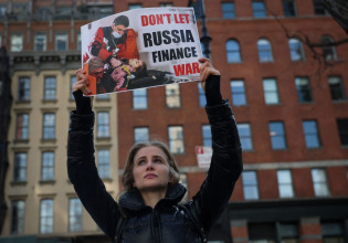 Ουκρανία: Για νέο πακέτο κυρώσεων κατά της Ρωσίας συζήτησαν Κουλέμπα και Μπορέλ