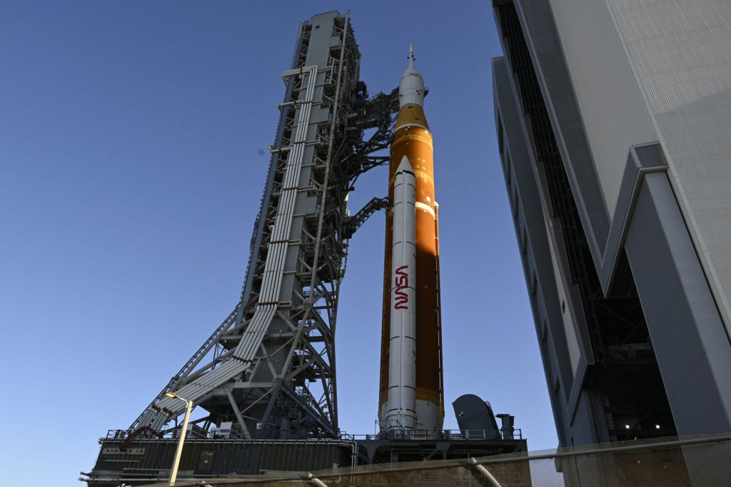 NASA: Αποκαλυπτήρια για τον γιγάντιο πύραυλο που θα μεταφέρει τους Αμερικανούς πίσω στη Σελήνη