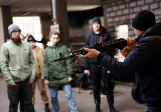 Πόλεμος στην Ουκρανία: Σε πολεμική ετοιμότητα οι πολίτες της Οδησσού – Δεκάδες νεκροί από χτύπημα σε στρατιωτικές εγκαταστάσεις