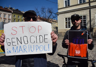 Πόλεμος στην Ουκρανία: Συγκέντρωση διαμαρτυρίας στο Λβιβ κατά των ρωσικών βομβαρδισμών της Μαριούπολης