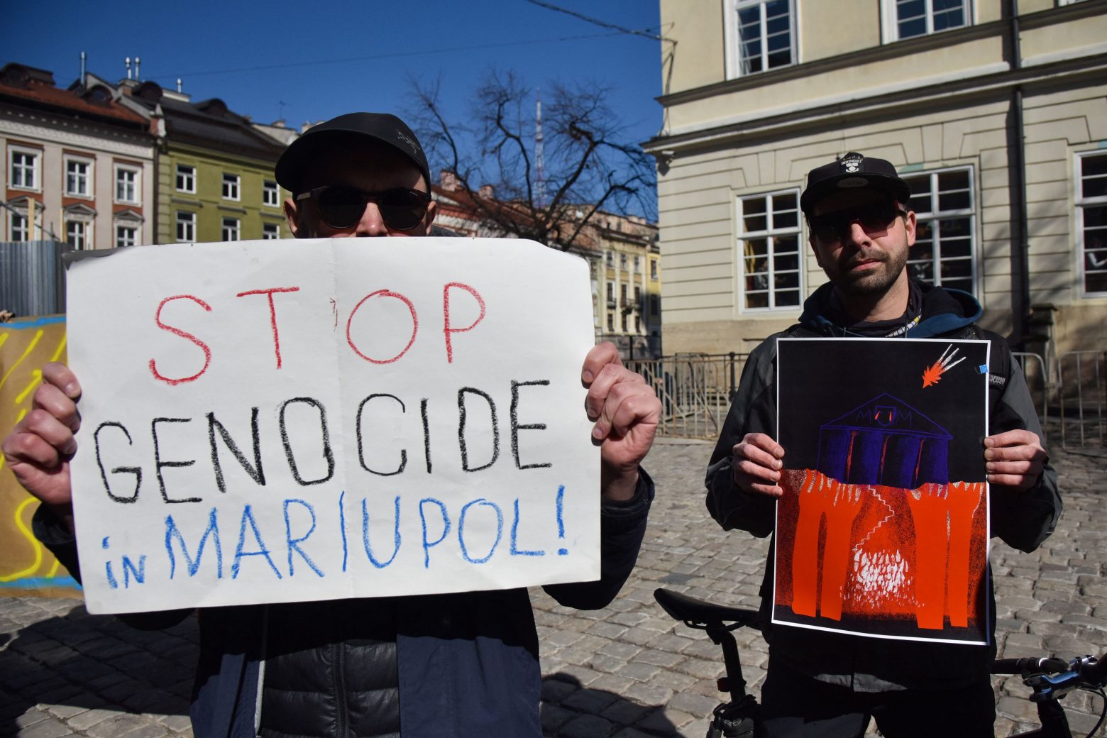 Πόλεμος στην Ουκρανία: Συγκέντρωση διαμαρτυρίας στο Λβιβ κατά των ρωσικών βομβαρδισμών της Μαριούπολης