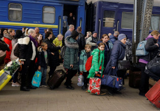 Πόλεμος στην Ουκρανία: Περισσότερα από τα μισά παιδιά έχουν γίνει πρόσφυγες