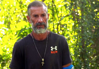 Survivor: O Καραγκούνιας ξεσκεπάζει τον Μαρτίκα – «Τον γλείφει από το πρωί μέχρι το βράδυ»