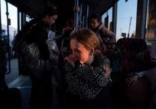 Πόλεμος στην Ουκρανία: Ένστολοι εθελοντές στα πολωνικά σύνορα – Υποστηρίζουν ότι προστατεύουν γυναίκες και παιδιά