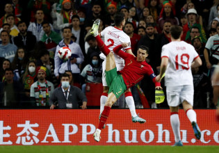 Σουτ από τον Κριστιάνο, στα… περιστέρια η μπάλα