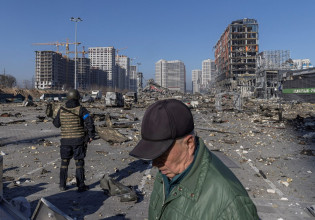 Πόλεμος στην Ουκρανία: Οι Ρώσοι αποσύρονται μέσω του Τσερνόμπιλ για να ανασυνταχθούν στη Λευκορωσία