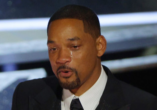 Όσκαρ 2022: Με δάκρυα στα μάτια ο Γουίλ Σμιθ ζήτησε «συγγνώμη» για την γροθιά στον Κρις Ροκ