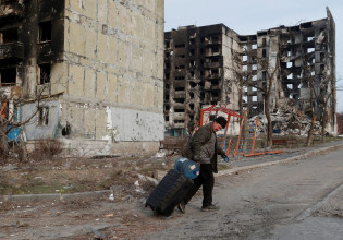 Μαριούπολη: Προχωρά η προσπάθεια απομάκρυνσης αμάχων – Οχηματοπομπή λεωφορείων πλησιάζουν την πόλη