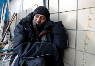 Πόλεμος στην Ουκρανία: Την Παρασκευή συνεχίζονται οι συνομιλίες – Απομάκρυνση αμάχων από τη Μαριούπουλη