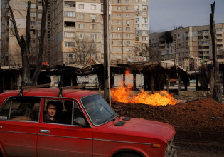 Ουκρανία: Χτυπήθηκε ανθρωπιστικό κονβόι κοντά στο Τσερνίχιβ – Ένας νεκρός, τέσσερις τραυματίες