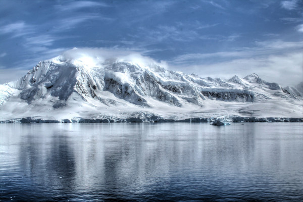 Οι πόλοι φλέγονται: Θερμοκρασίες έως και 40 βαθμούς πάνω από το κανονικό πλήττουν ταυτόχρονα Ανταρκτική και Αρκτική