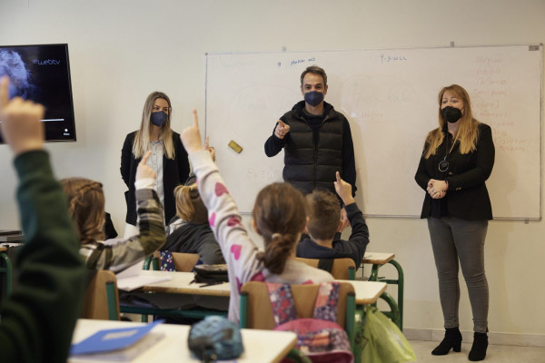 Μητσοτάκης: «Σύντομα θα απαλλαγούμε από τις μάσκες εντός της τάξης» – Τι είπε για την πανδημία