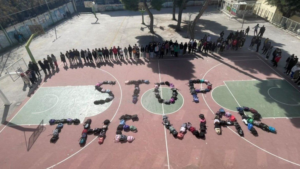 Πόλεμος στην Ουκρανία: «Stop the war» – Το αντιπολεμικό μήνυμα των μαθητών από την Κυψέλη