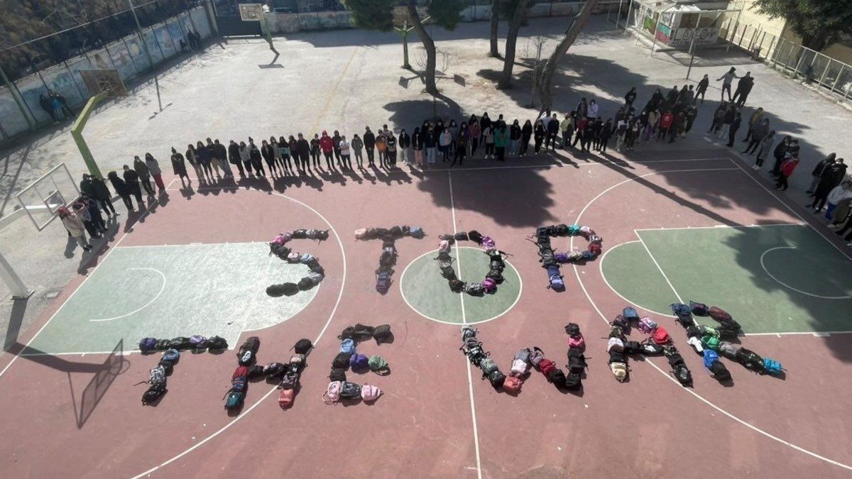 Πόλεμος στην Ουκρανία: «Stop the war» - Το αντιπολεμικό μήνυμα των μαθητών από την Κυψέλη