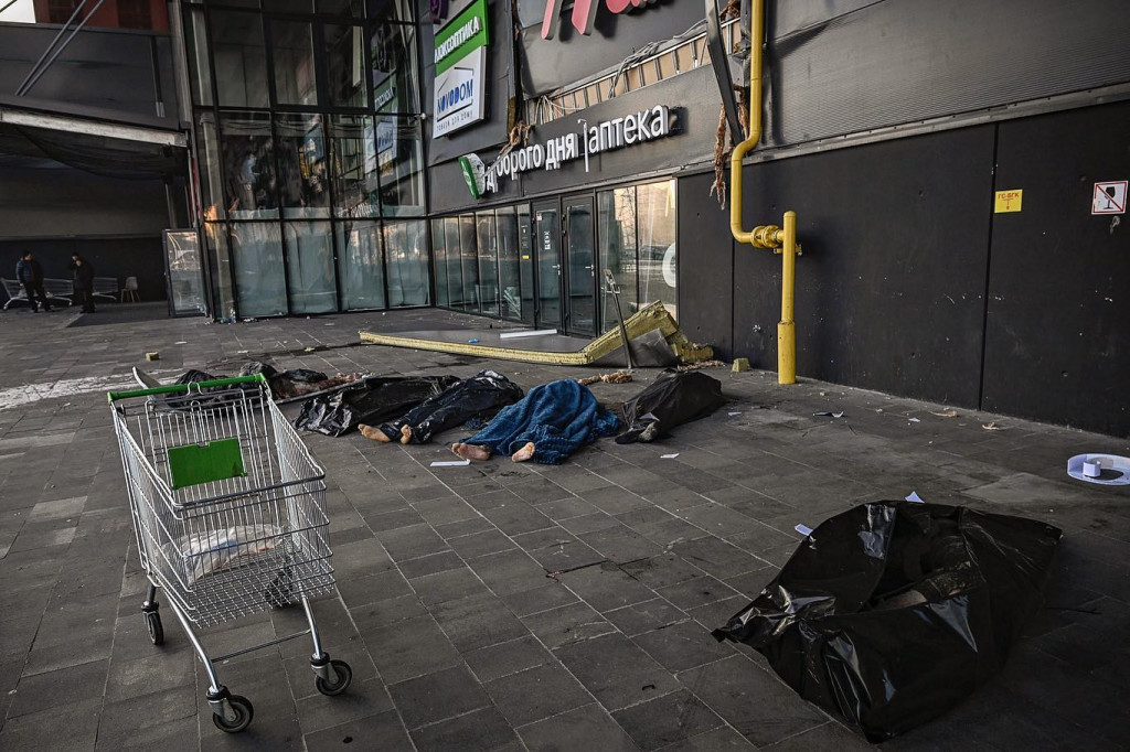 Είναι πόλεμος, ανόητοι. Είναι νεκροί, ξεριζωμένοι και δεν υπάρχει καμιά δικαιολογία