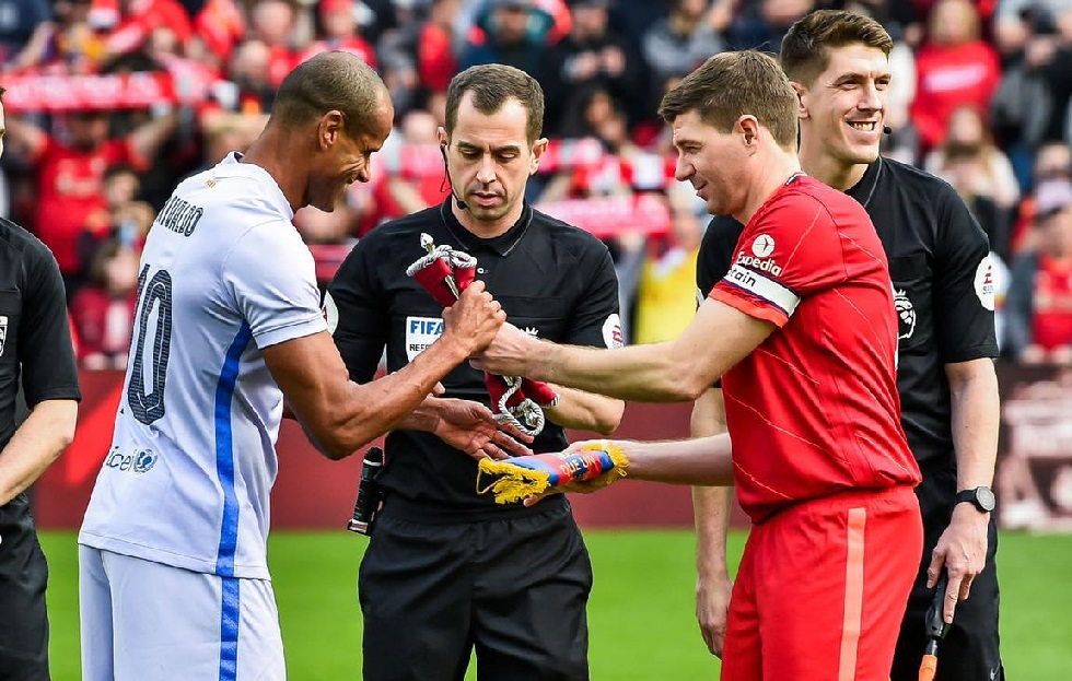 Απίθανο: Τζιοβάνι και Ριβάλντο πήραν… εκδίκηση από τον Τζέραρντ μέσα στο Άνφιλντ