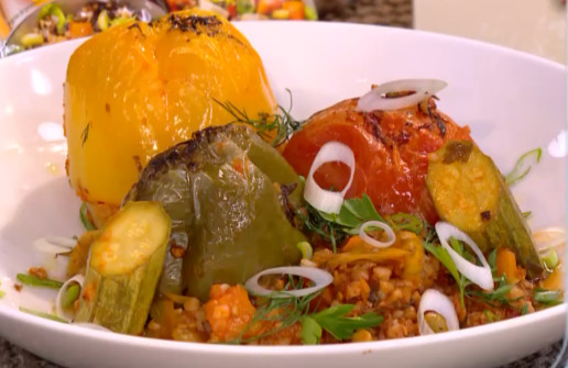 Ο Τίμος Ζαχαράτος φτιάχνει γεμιστά με μείγμα λαχανικών και δημητριακών