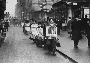 «Καθώς ο κόσμος γιορτάζει την Παγκόσμια Ημέρα της Γυναίκας, το ρολόι των γυναικείων δικαιωμάτων πηγαίνει πίσω»