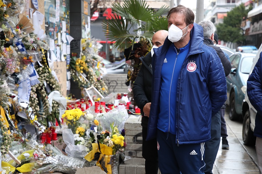 Ο Μαρτίνς και αντιπροσωπεία του Ολυμπιακού στο σημείο όπου δολοφονήθηκε ο Άλκης