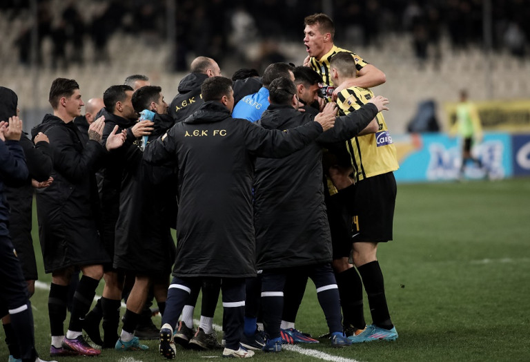 Super League: Η ΑΕΚ είναι με την πλάτη στον τοίχο στα πλέι-οφ