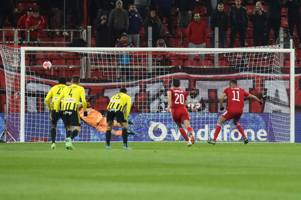 «Κοιμήθηκε» ο Καραντώνης στο VAR: Δεν έδωσε επανάληψη στο πέναλτι του Ελ Αραμπί (vid)