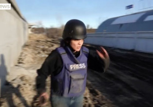 Πόλεμος στην Ουκρανία: Δημοσιογράφοι του Sky News πέφτουν σε ενέδρα και δέχονται πυροβολισμούς