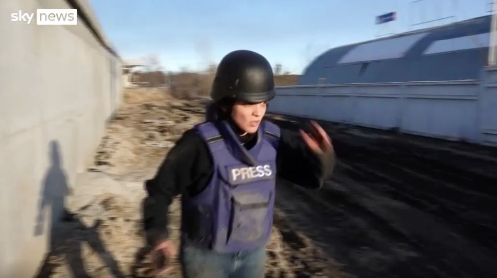 Πόλεμος στην Ουκρανία: Δημοσιογράφοι του Sky News πέφτουν σε ενέδρα και δέχονται πυροβολισμούς