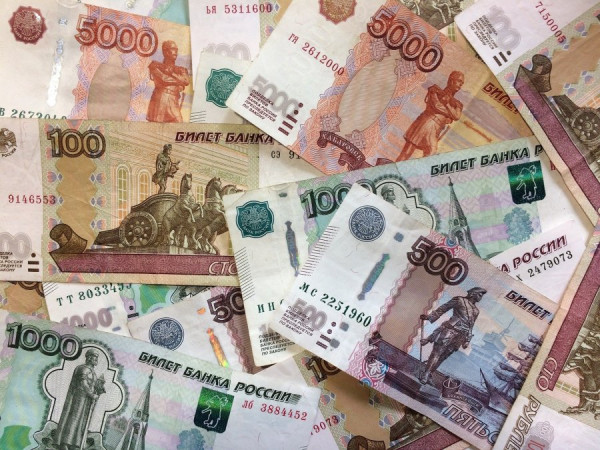 Ρωσία: Μόνο σε ρούβλια θα μπορούν οι Ρώσοι να κάνουν αναλήψεις χρημάτων που τους μεταφέρουν ξένες τράπεζες