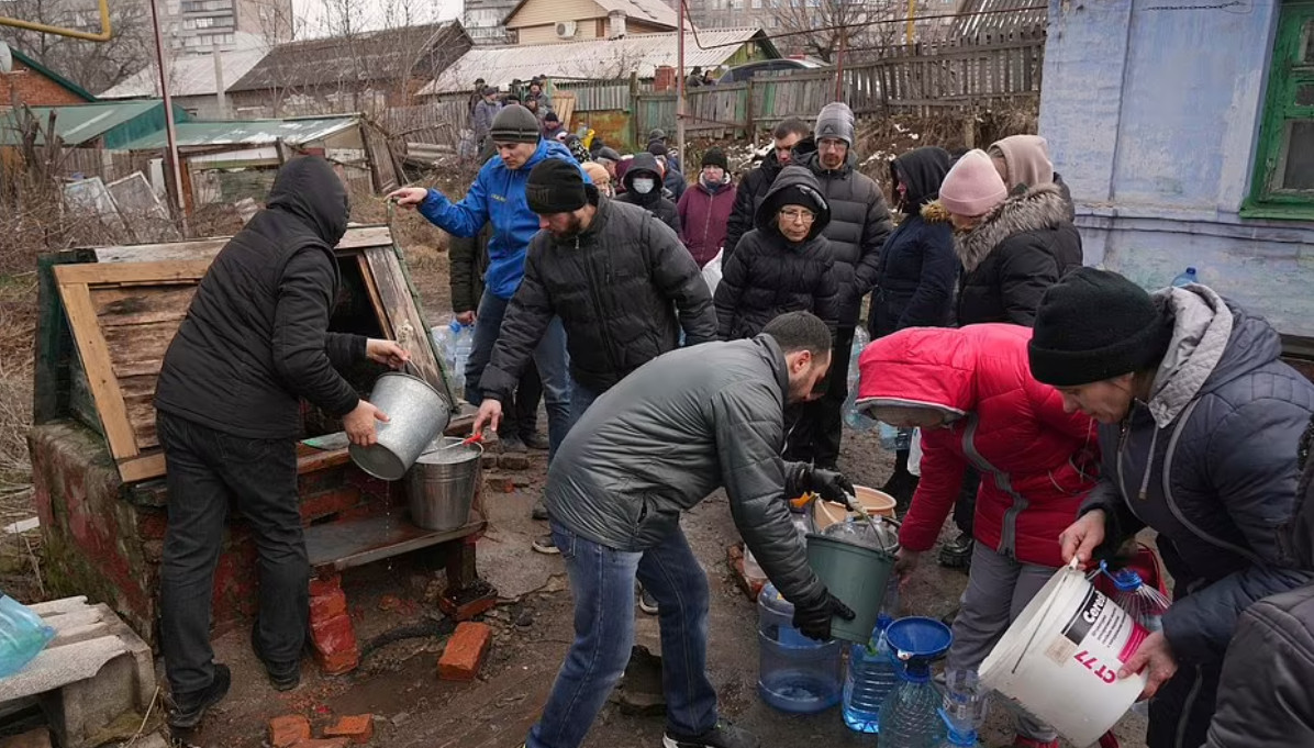 Πόλεμος στην Ουκρανία: Στη Μαριούπολη, οι κάτοικοι δεν έχουν τρόφιμα και νερό - Καταστήματα και φαρμακεία λεηλατήθηκαν