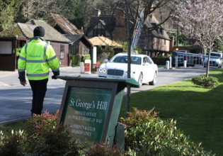 Κλιμακώνονται οι… εντάσεις στο κτήμα 3 δισ. λιρών της Βρετανίας που οι Ρώσοι ολιγάρχες αποκαλούν σπίτι τους