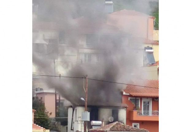 Μυτιλήνη: Στο δρόμο μητέρα με δύο παιδιά – Μεγάλη φωτιά κατέστρεψε το σπίτι τους