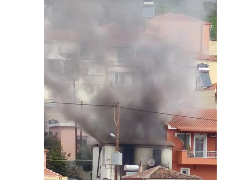 Μυτιλήνη: Στο δρόμο μητέρα με δύο παιδιά - Μεγάλη φωτιά κατέστρεψε το σπίτι τους