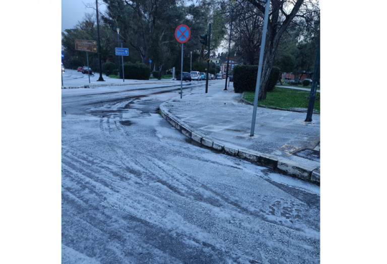 Κέρκυρα: Το χαλάζι «άσπρισε» τους δρόμους στο κέντρο της πόλης