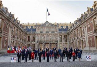 Γαλλία: «Άκεφη» Σύνοδος Κορυφής στις Βερσαλλίες – Πέντε χρόνια πριν, ο Μακρόν ξεναγούσε τον Πούτιν στο παλάτι