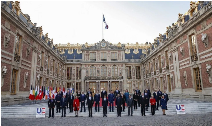 Γαλλία: «Άκεφη» Σύνοδος Κορυφής στις Βερσαλλίες – Πέντε χρόνια πριν, ο Μακρόν ξεναγούσε τον Πούτιν στο παλάτι