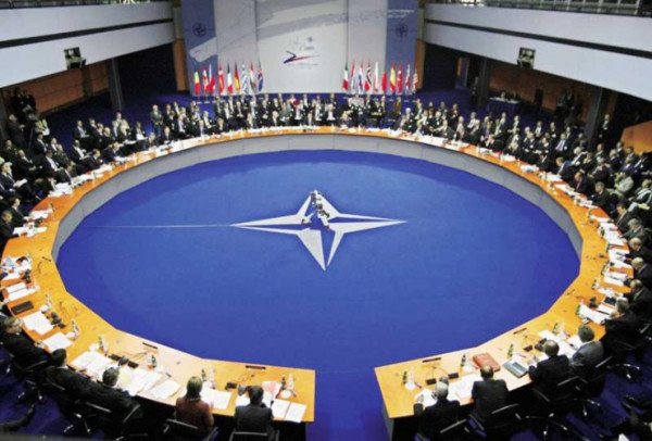 Το ΝΑΤΟ ετοιμάζεται για τον Ψυχρό Πόλεμο ΙΙ, ενώ προσπαθεί να αποφύγει τον Γ’ Παγκόσμιο Πόλεμο