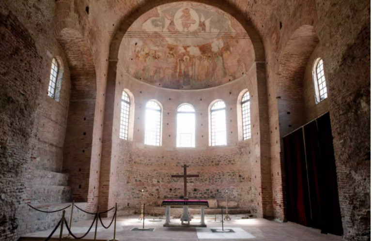 Θεσσαλονίκη: Φοιτητής έσπασε τον σταυρό στη Ροτόντα επειδή… χώρισε