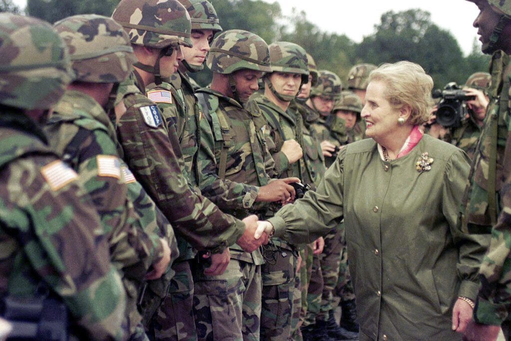 Μαντλίν Ολμπράιτ: Το «γεράκι» της αμερικανικής διπλωματίας που «έσυρε» το ΝΑΤΟ στον πόλεμο της Γιουγκοσλαβίας