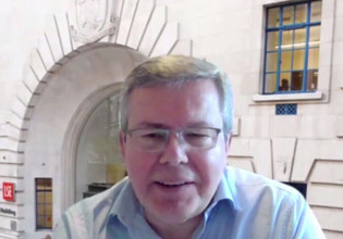 OT FORUM: Kevin Featherstone – Η κρίση αυτή ένωσε τους Ευρωπαίους – Αντιλαμβάνονται τι συμβολίζει η Ευρώπη