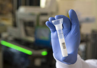 Κοροναϊός: Τα τεστ σάλιου πιο γρήγορα και ακριβή από τα ρινικά