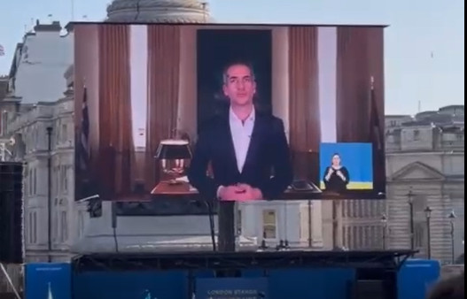 Πόλεμος στην Ουκρανία: Παρέμβαση του Κώστα Μπακογιάννη στην αντιπολεμική διαδήλωση του Λονδίνου