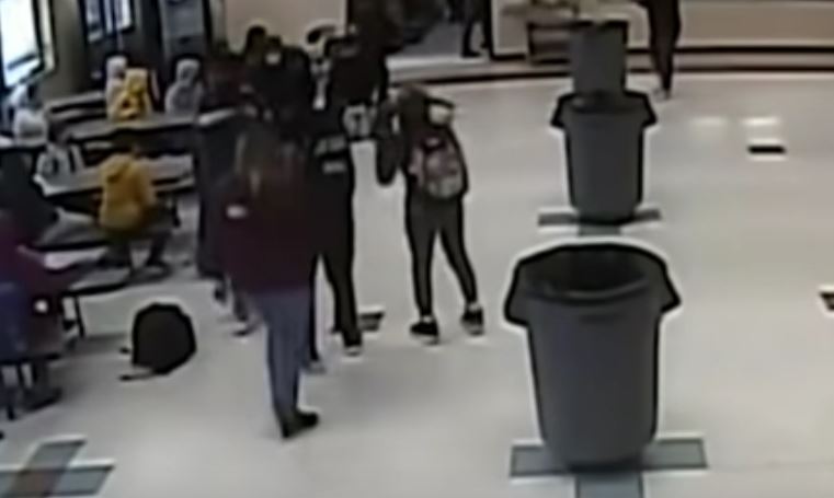 ΗΠΑ: Αστυνομικός γονατίζει στο λαιμό μαθήτριας μέσα σε σχολείο