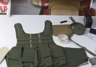 Πόλεμος στην Ουκρανία: Κατάστημα νυφικών στη Λβιβ ράβει πλέον γιλέκα για στρατιώτες